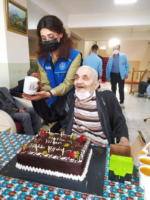 NESİLDEN NESİLE GÖNÜL KÖPRÜSÜ PROJESİ ETKİNLİKLERİ KAPSAMINDA AĞRI HUZUREVİ VE REHABİLİTASYON MERKEZİNDE HAKKI AYDIN'IN DOĞUM GÜNÜ KUTLAMASI